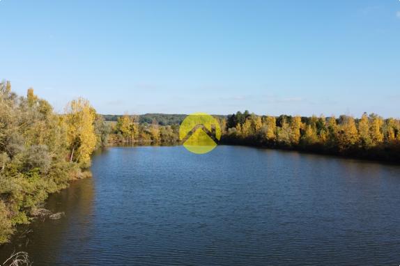 ETANG CLOS AVEC TERRAIN AUTOUR