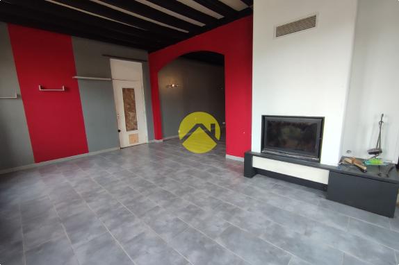 BEAUX VOLUMES AVEC GRANDS GARAGES !