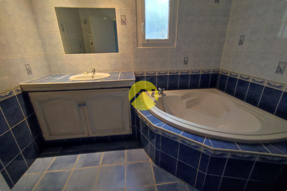 BEAUX VOLUMES AVEC GRANDS GARAGES !