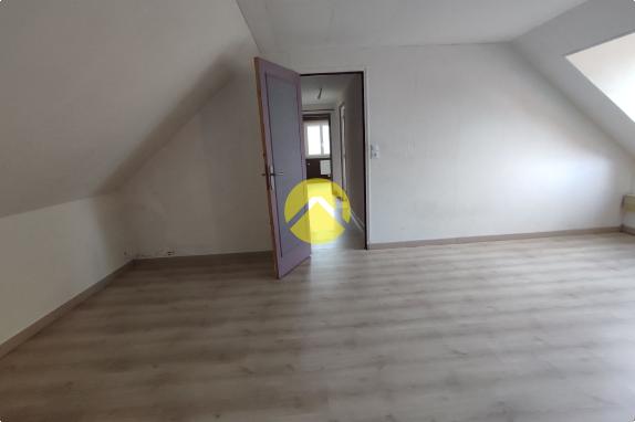 BEAUX VOLUMES AVEC GRANDS GARAGES !