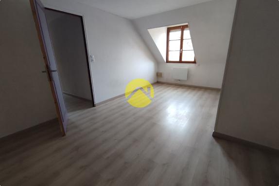 BEAUX VOLUMES AVEC GRANDS GARAGES !