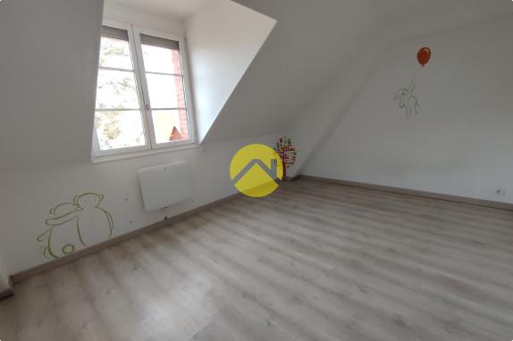 BEAUX VOLUMES AVEC GRANDS GARAGES !