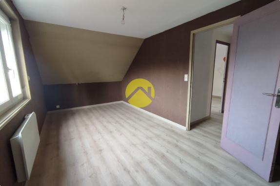 BEAUX VOLUMES AVEC GRANDS GARAGES !