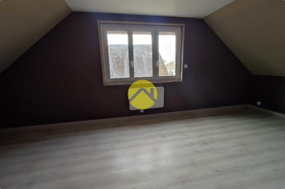 BEAUX VOLUMES AVEC GRANDS GARAGES !