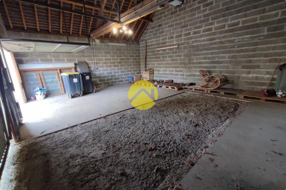 BEAUX VOLUMES AVEC GRANDS GARAGES !