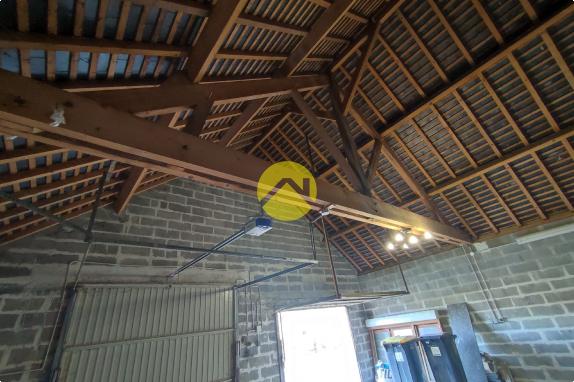 BEAUX VOLUMES AVEC GRANDS GARAGES !