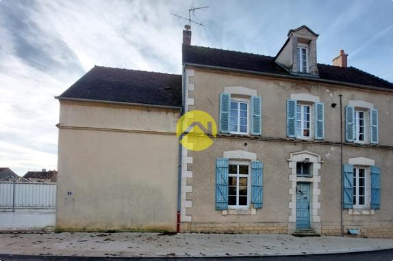 MAISON AVEC DÉPENDANCES ET PISCINE