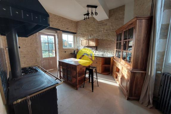 MAISON AVEC DÉPENDANCES ET PISCINE