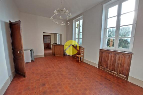 MAISON AVEC DÉPENDANCES ET PISCINE