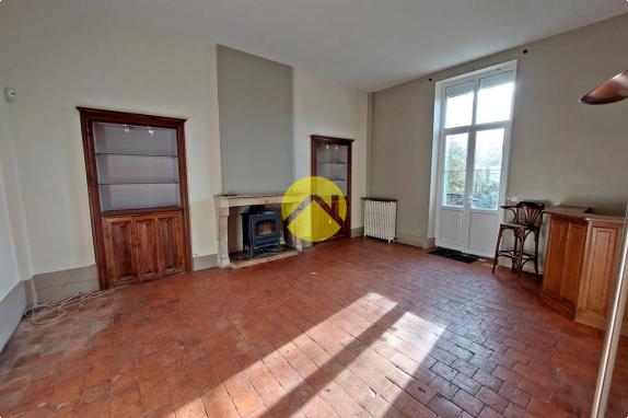 MAISON AVEC DÉPENDANCES ET PISCINE