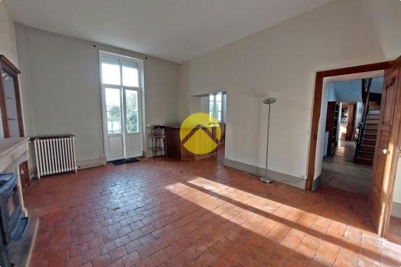 MAISON AVEC DÉPENDANCES ET PISCINE