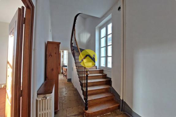 MAISON AVEC DÉPENDANCES ET PISCINE