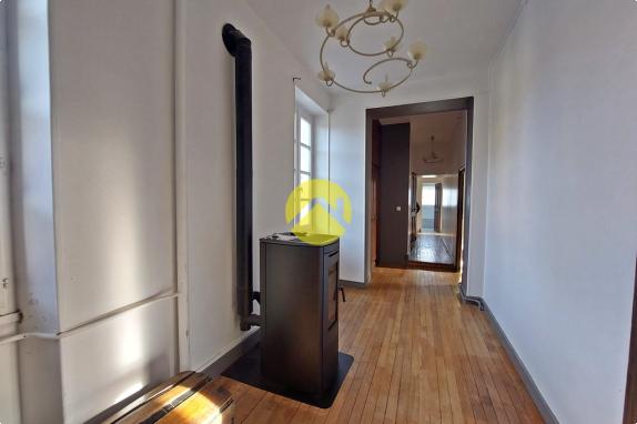 MAISON AVEC DÉPENDANCES ET PISCINE