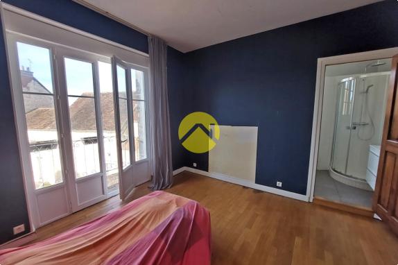 MAISON AVEC DÉPENDANCES ET PISCINE