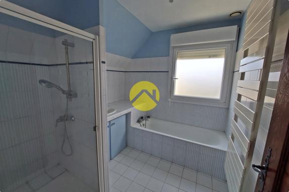 MAISON AVEC DÉPENDANCES ET PISCINE