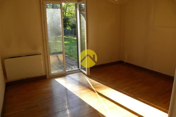 Pavillon dans rue au calme