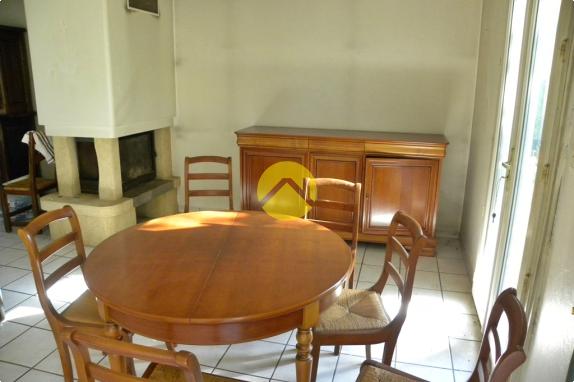 Pavillon dans rue au calme