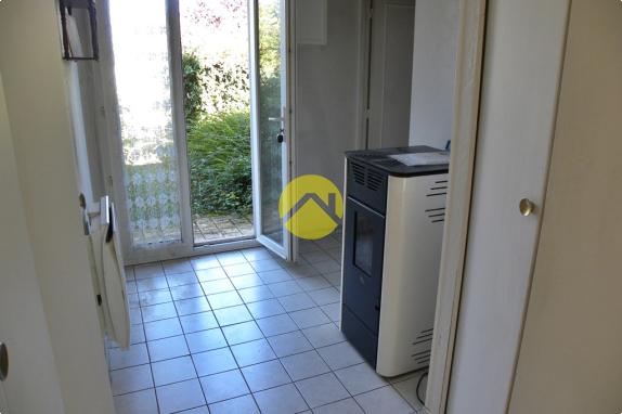 Pavillon dans rue au calme