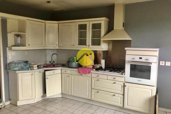 Pavillon dans rue au calme