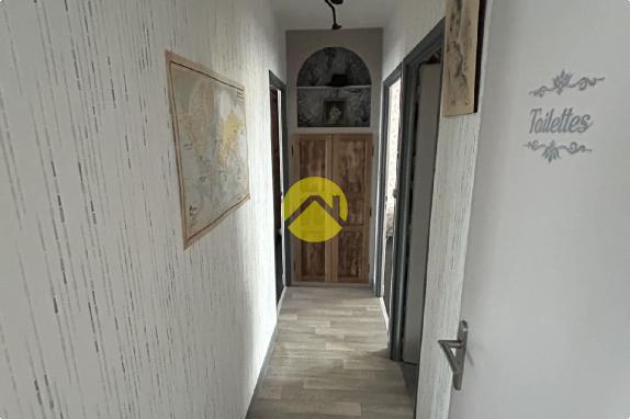 Maison élevée sur sous sol