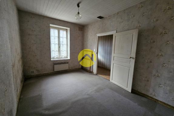 MAISON DE BOURG A RENOVER