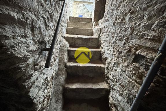 MAISON DE VILLAGE ET GRANGE