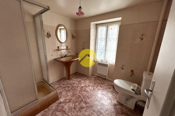 MAISON DE VILLAGE ET GRANGE