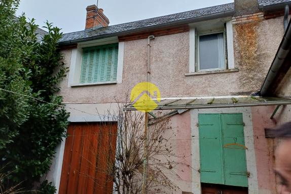 MAISON 120 M2 COUR ET GARAGES