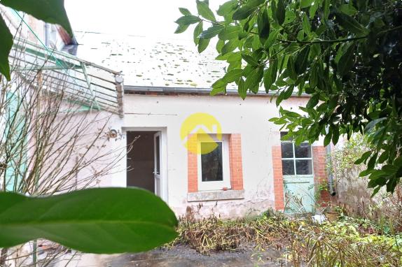 MAISON 120 M2 COUR ET GARAGES