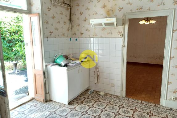 URGENT !! MAISON COUR ET GARAGES