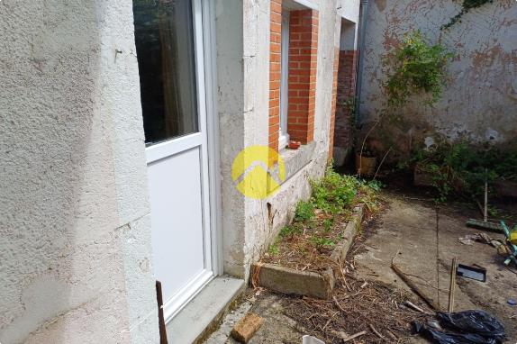 URGENT !! MAISON COUR ET GARAGES