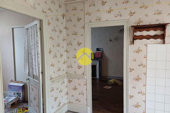 URGENT !! MAISON COUR ET GARAGES