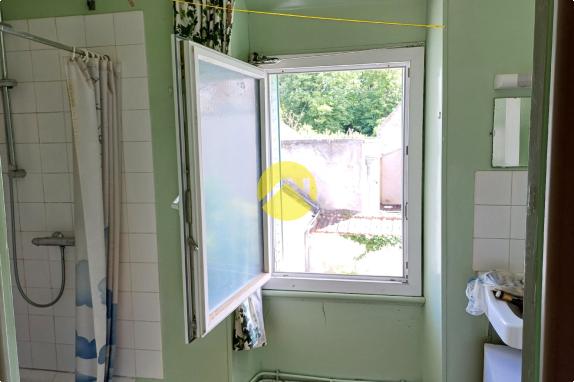 URGENT !! MAISON COUR ET GARAGES