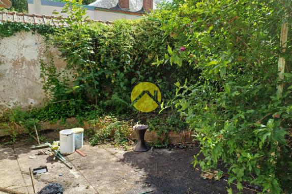 URGENT !! MAISON COUR ET GARAGES