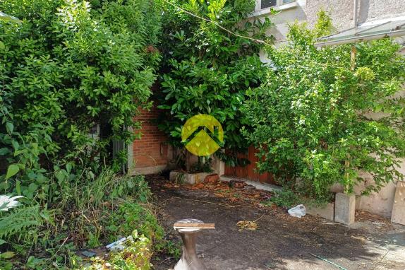 URGENT !! MAISON COUR ET GARAGES