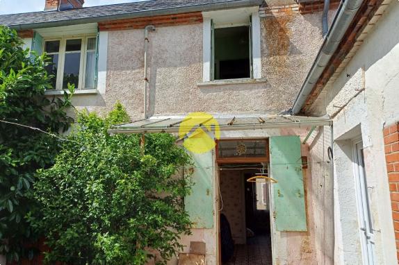URGENT !! MAISON COUR ET GARAGES