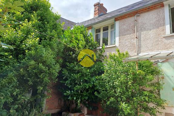 URGENT !! MAISON COUR ET GARAGES