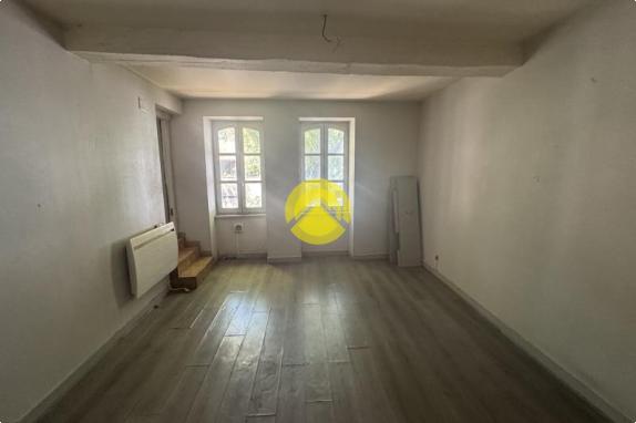 Apt 51m²à rénover.