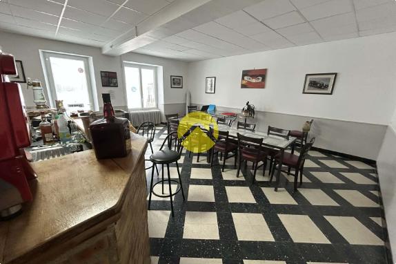 Maison + BAR (licence IV) + Parking