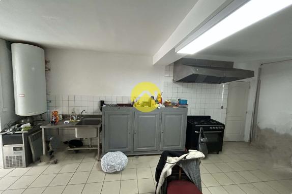 Maison + BAR (licence IV) + Parking