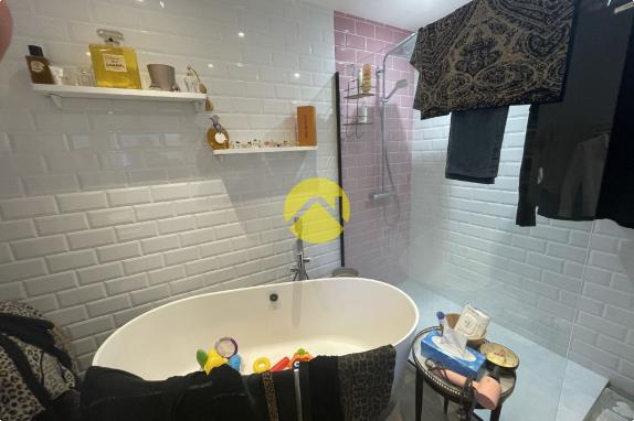 APPARTEMENT AVEC PISCINE CENTRE 