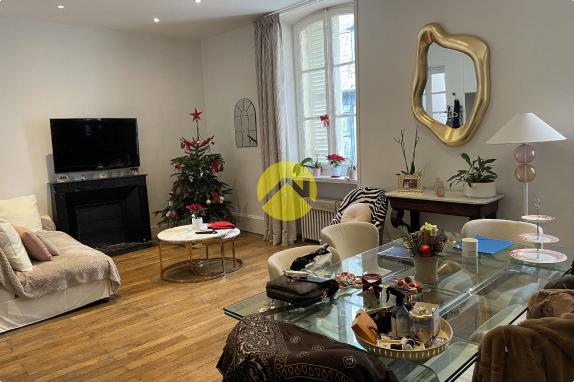 APPARTEMENT AVEC PISCINE CENTRE 