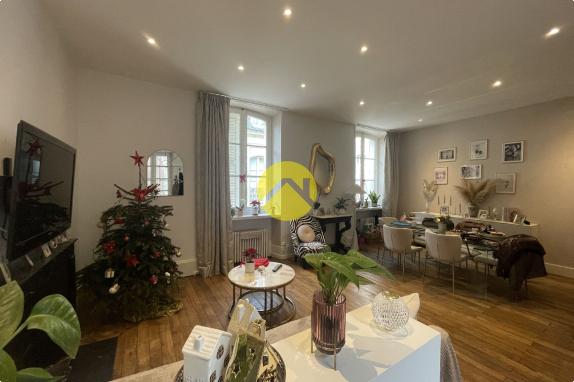 APPARTEMENT AVEC PISCINE CENTRE 