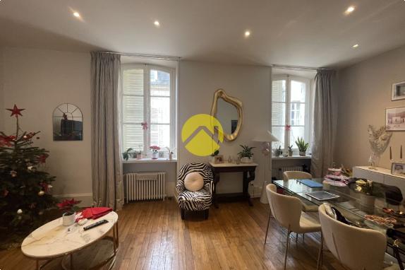 APPARTEMENT AVEC PISCINE CENTRE 