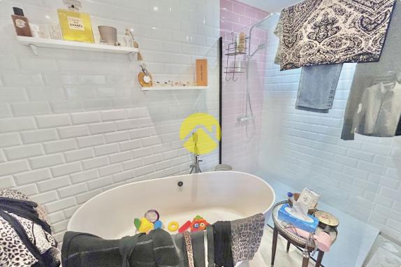 APPARTEMENT AVEC PISCINE CENTRE 