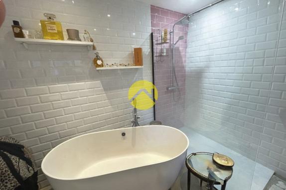 APPARTEMENT AVEC PISCINE CENTRE 