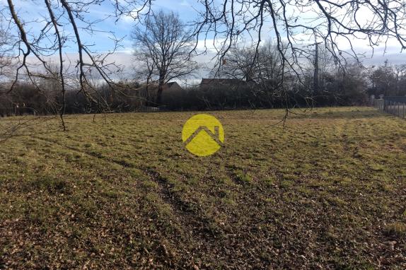 A bâtir proche étang et forêt