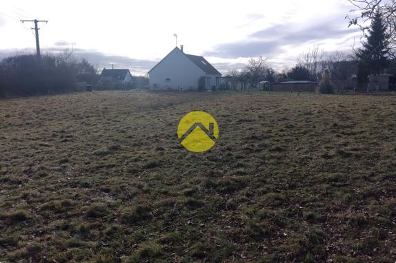 A bâtir proche étang et forêt