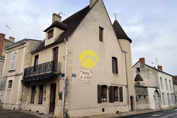 Maison / Pavillon Saint amand montrond, 12 pièces à vendre