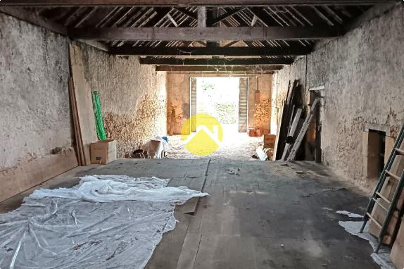 Hangar en pierre fermé centre bourg